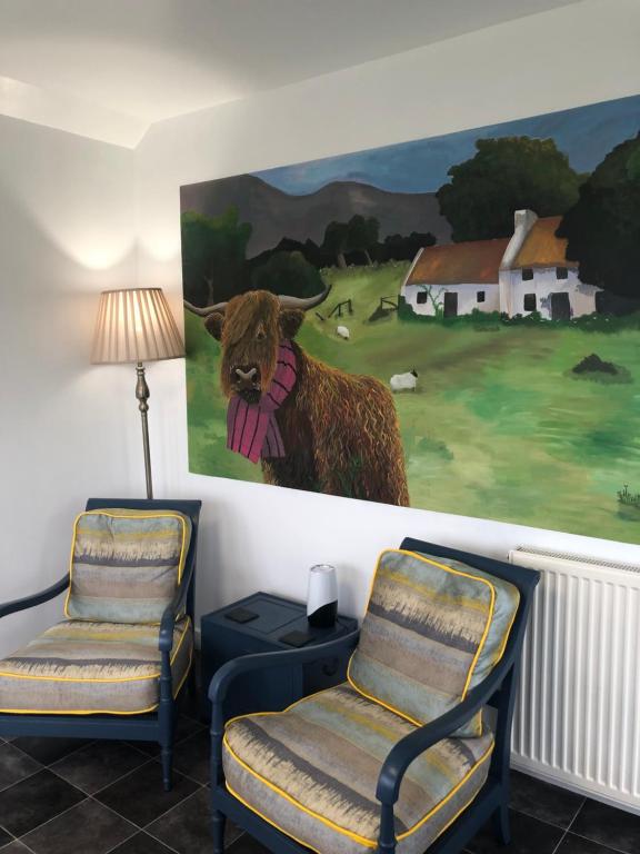 une chambre avec une peinture d'une vache sur le mur dans l'établissement Ardmorn Holiday Accommodation, à Dunvegan