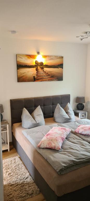 2 camas en una habitación con una foto en la pared en Meyers gemütliche Ferienwohnung, en Altglietzen