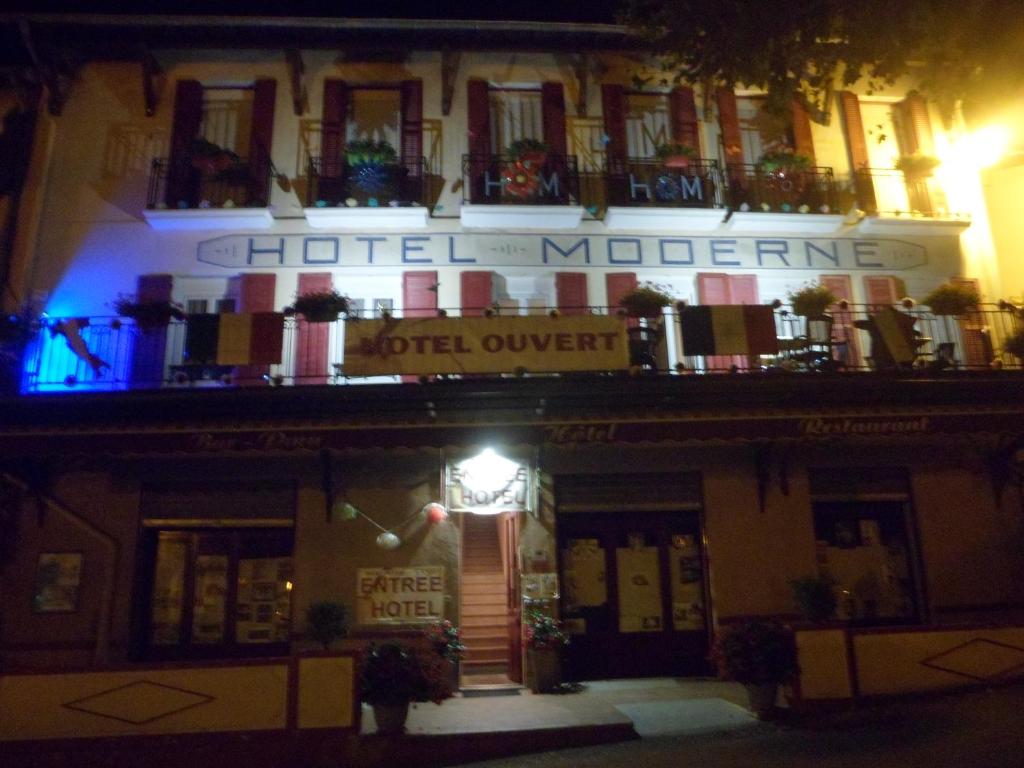 VeynesにあるHôtel Moderne Veynes -Appart Hôtel-の夜のホテル看板のある建物