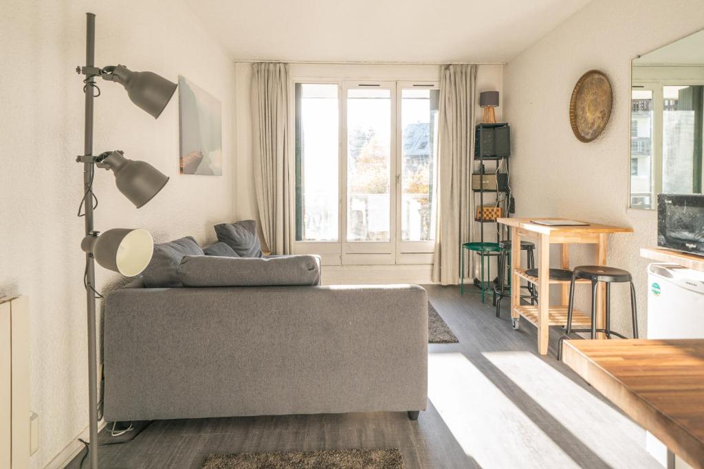 uma sala de estar com um sofá e uma mesa em Chamonix Sud studio with Mont Blanc views em Chamonix-Mont-Blanc