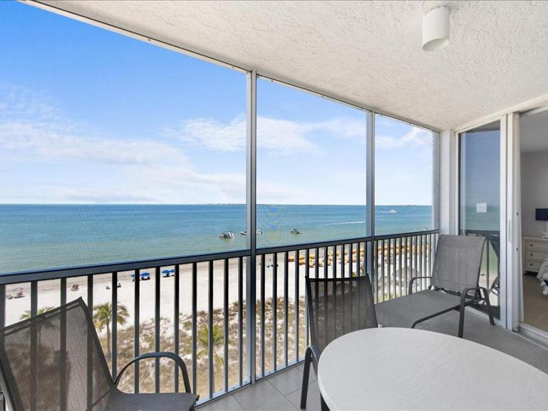balcón con mesa, sillas y vistas al océano en Estero Island Beach Villas 601, 2 Bedrooms, Beach Front, WiFi, Sleeps 6, en Fort Myers Beach