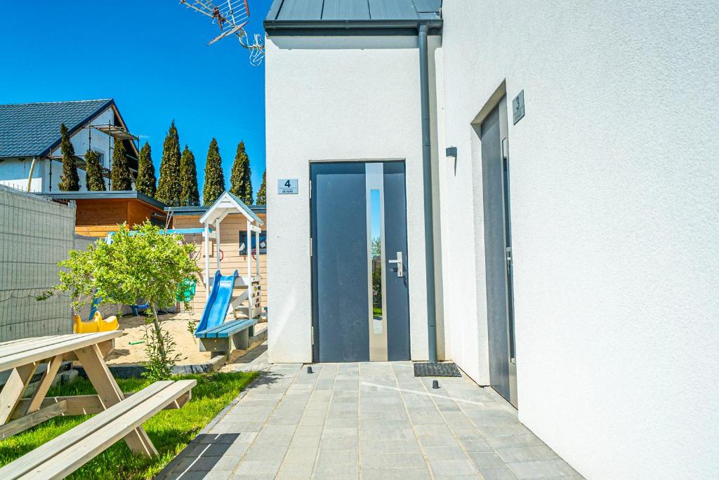 Budynek, w którym mieści się domek letniskowy