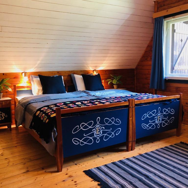 Postel nebo postele na pokoji v ubytování Red Beech Cabin - Lake Bohinj & Triglav National Park retreat