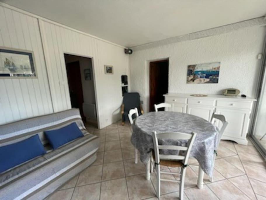 Habitación con mesa, sillas y cama en Résidence Margarita en Plage dʼArgelès