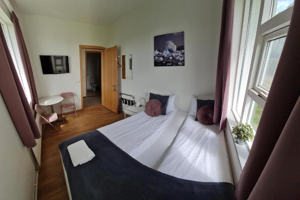 Postel nebo postele na pokoji v ubytování Höfn Guesthouse