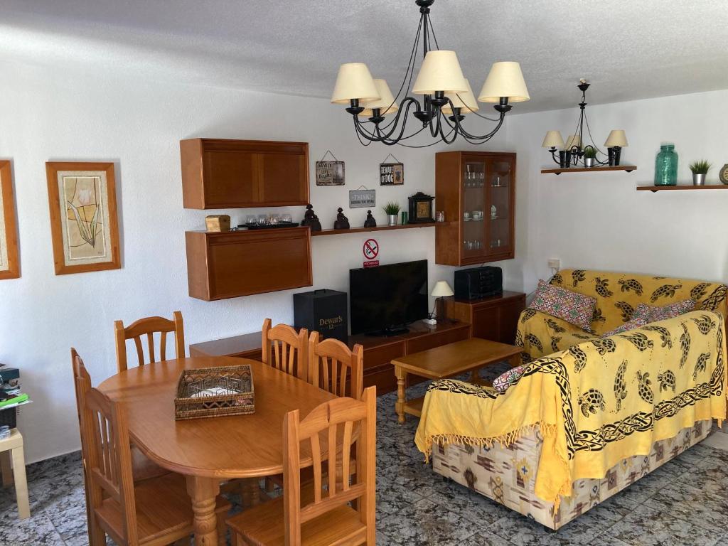 sala de estar con sofá y mesa en Duplex familiar, en Puerto de Mazarrón