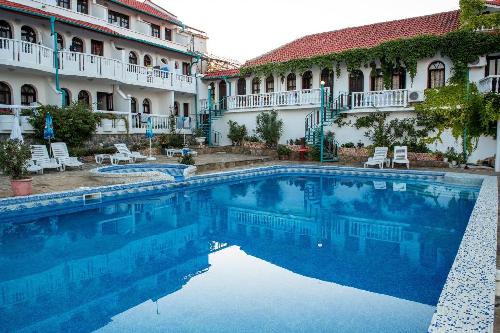 una piscina frente a un edificio en Hotel Gamartata, en Duni