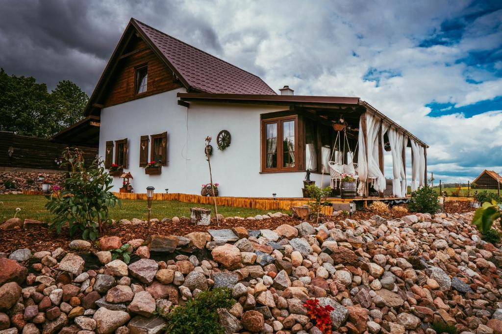 una casa con un montón de rocas delante de ella en Kociewski Raj, en Godziszewo