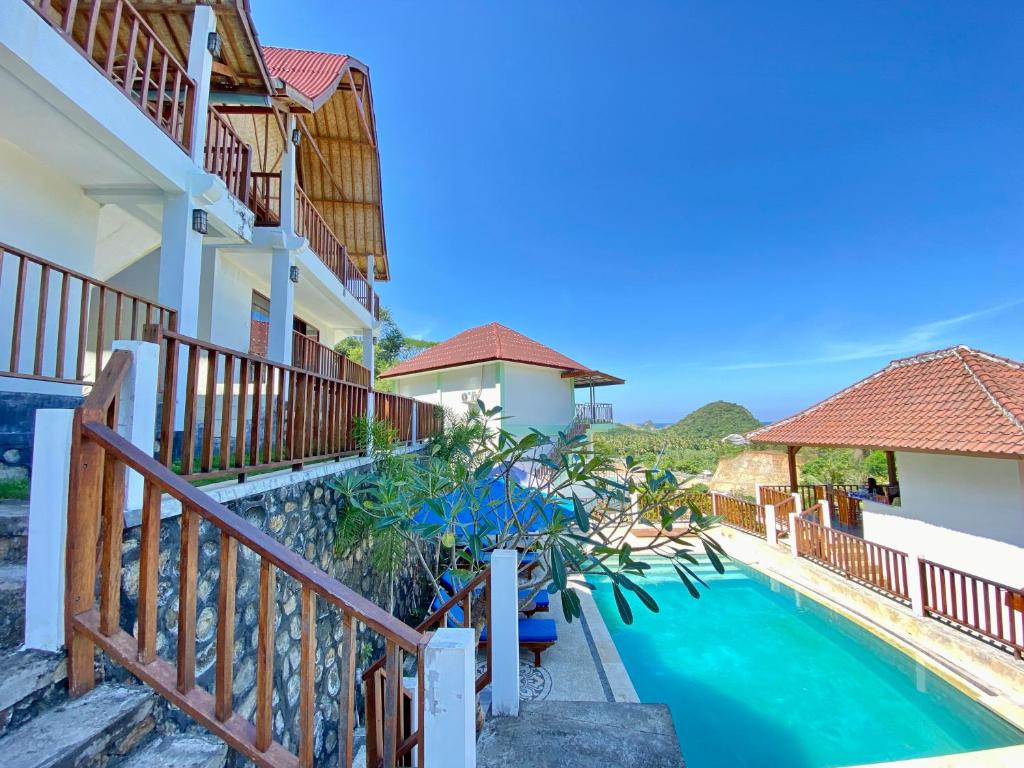 een uitzicht vanaf het balkon van een huis met een zwembad bij Ocean View Villas in Kuta Lombok