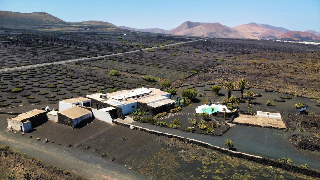 an aerial view of a house in the middle of a desert at Luxe EcoVilla Listán in Uga