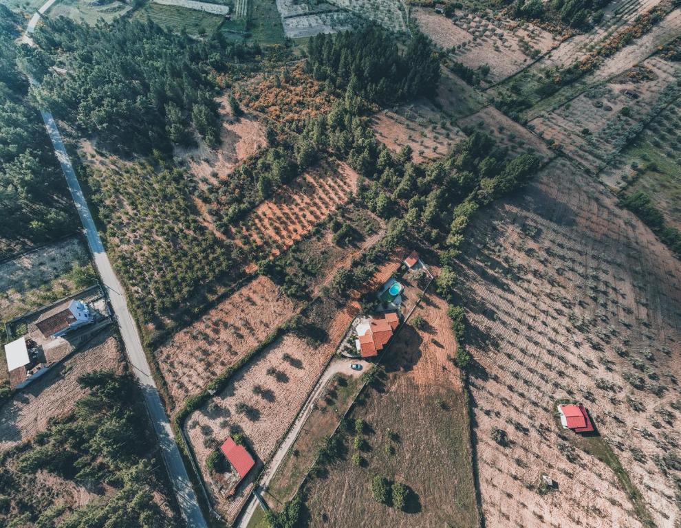 vista aerea di un giardino in un campo di Lugar dos Vales-Memorável, Encantador e Autêntico! a Mirandela