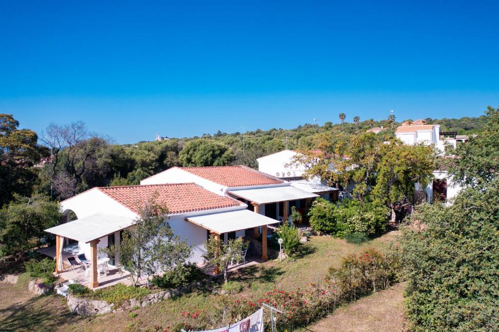 - une vue aérienne sur une maison avec une colline dans l'établissement Appartamenti Su Nenneri, à Bari Sardo