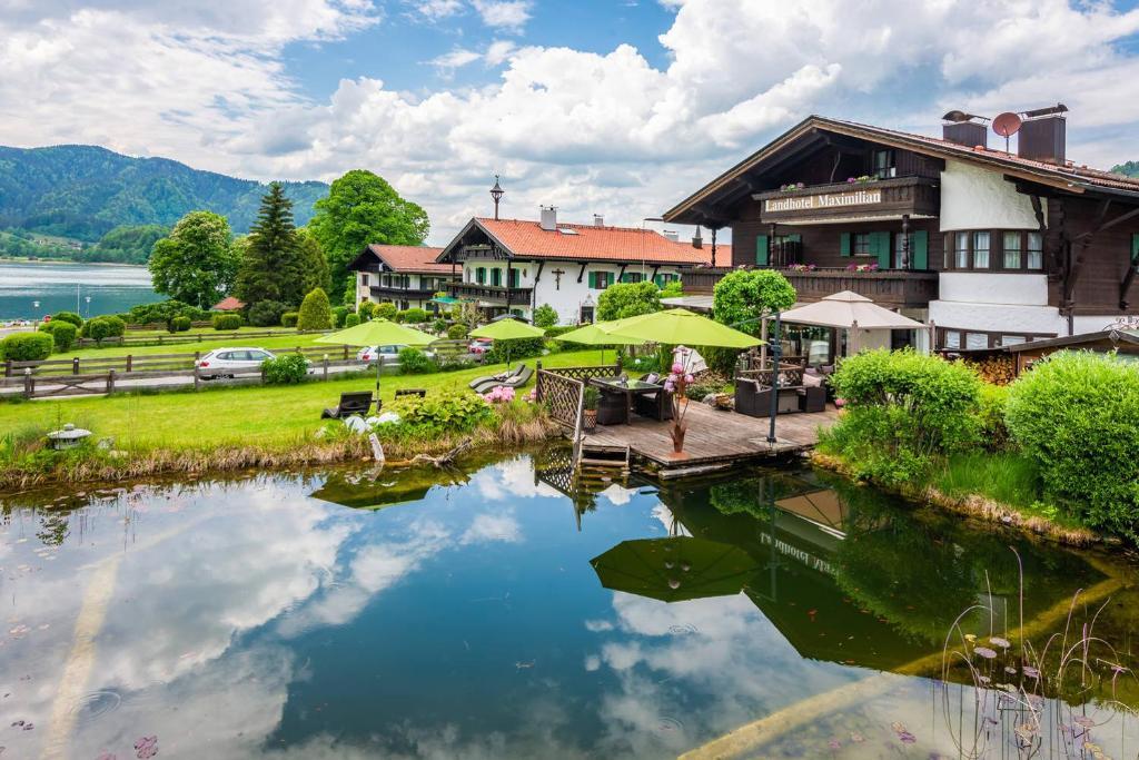 Výhled na bazén z ubytování Das Maximilian - Feines Landhotel am Schliersee nebo okolí