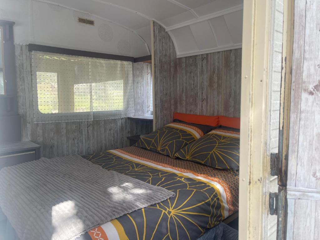 a bedroom with two beds in an rv at La Caravane LE NID DOUILLET in Ponte-Leccia