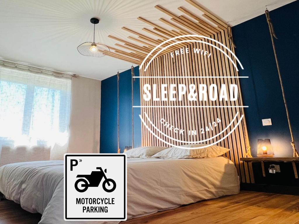 una habitación con una cama con un letrero que dice dormir acolchado en Sleep & Road, en Couteuges