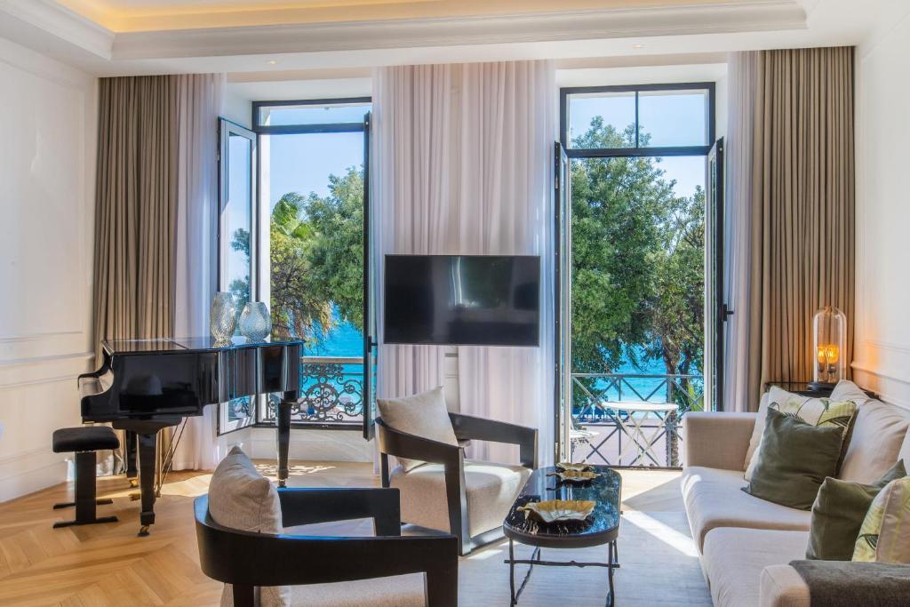 - un salon avec un canapé et un piano dans l'établissement QUAI PROMENADE Brand-new! In front of the sea next to the old town, à Nice