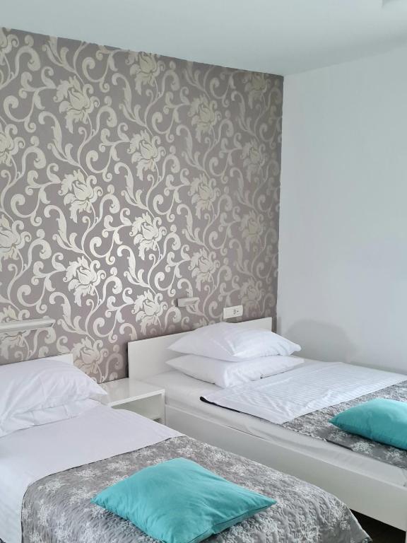 Postel nebo postele na pokoji v ubytování AZUR ROOMS LJUBLJANA