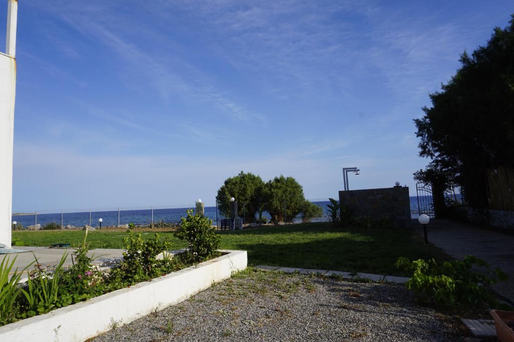 uma vista para um parque com o oceano ao fundo em Nicholas Beach Studios em Lardos