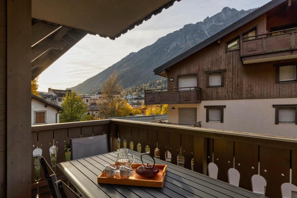 stół na balkonie z widokiem na góry w obiekcie Grepon -City Center - Free Swimming pool, Sauna, Gym - Free Parking - By Cozee Rentals w Chamonix-Mont-Blanc
