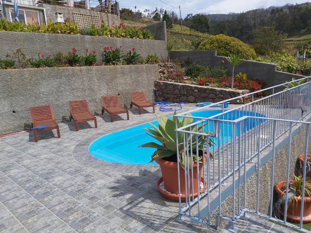 Bazén v ubytování Banda Do Sol Self Catering Cottages nebo v jeho okolí