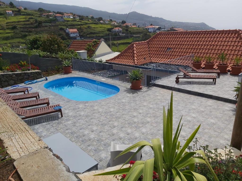 Bazén v ubytování Banda Do Sol Self Catering Cottages nebo v jeho okolí