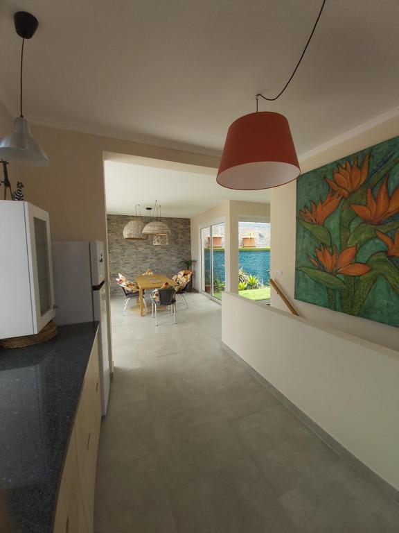Kuchyň nebo kuchyňský kout v ubytování Banda Do Sol Self Catering Cottages