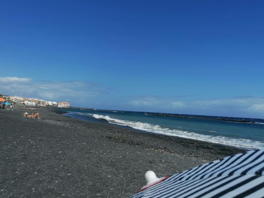 een strand met zwart zand en de oceaan bij Studio Canario in El Escobonal