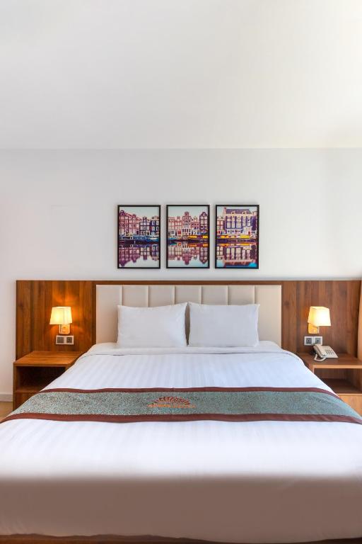 Giường trong phòng chung tại Simon Hotel