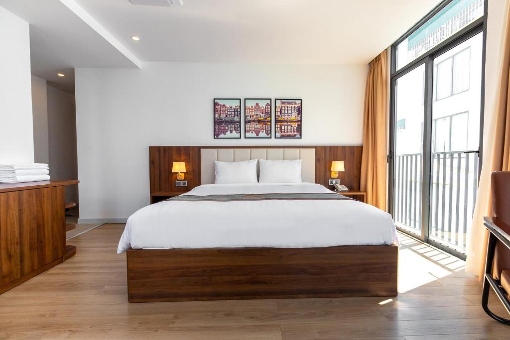 Giường trong phòng chung tại Simon Hotel