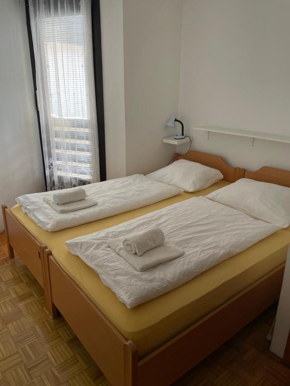 Postel nebo postele na pokoji v ubytování Retro apartments Kaninska vas