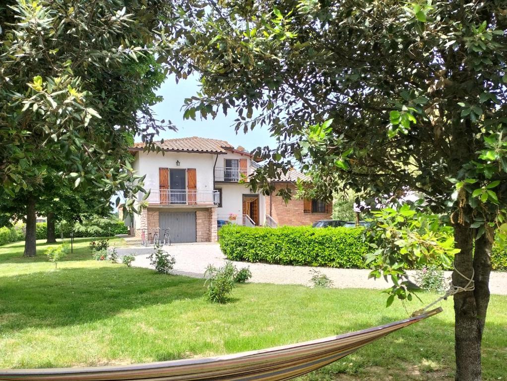 una hamaca frente a una casa en Casa vacanze Bonardini, en Castiglione del Lago
