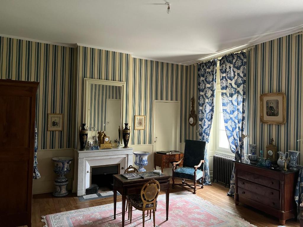 Posezení v ubytování Château des Faugs