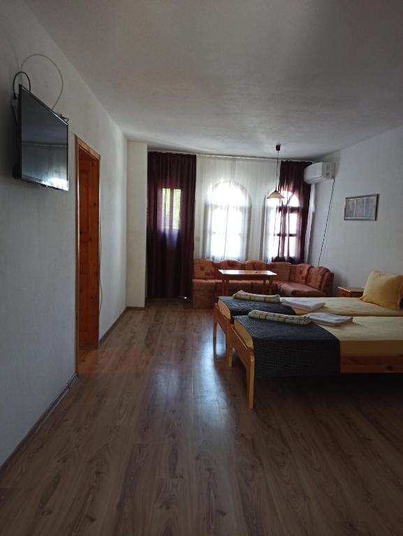 TV a/nebo společenská místnost v ubytování Hotel Gamartata