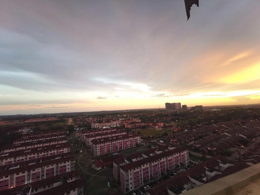 Východ nebo západ slunce při pohledu z hotelu nebo okolí
