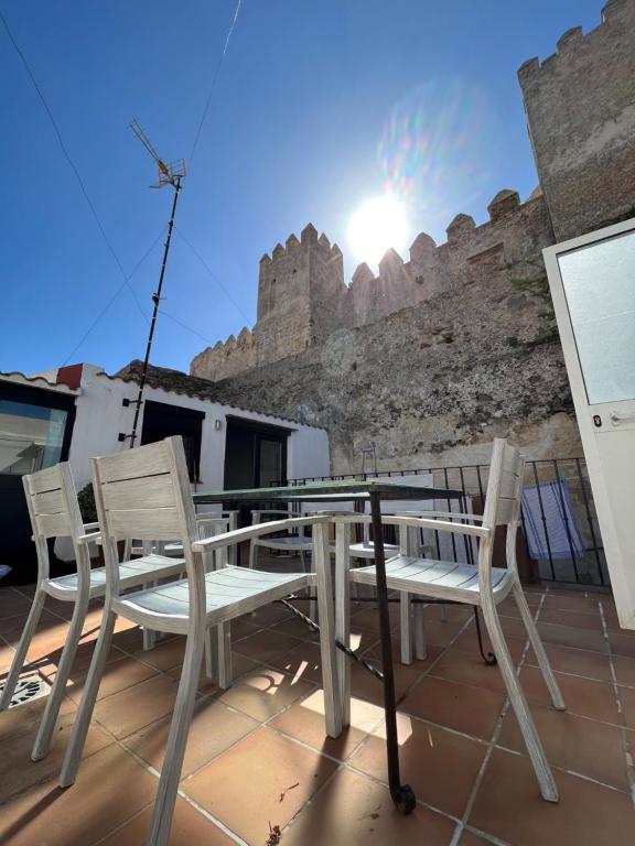 タリファにあるApartamentos Tarifa Castilloの城のあるバルコニー(テーブル、椅子付)