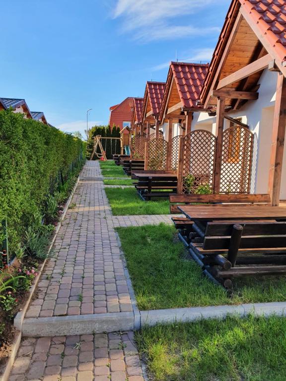 a brick path in front of a row of houses at WCZASOWISKO TOLKOWO in Jarosławiec