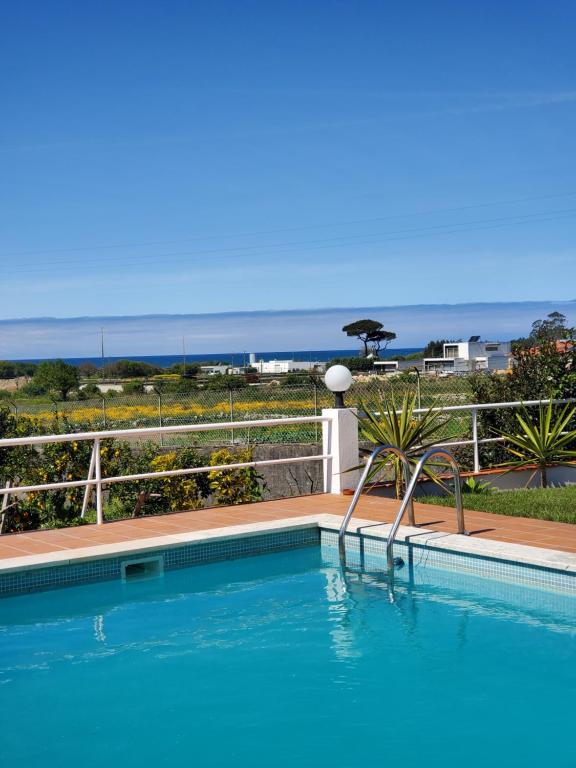 - une piscine avec vue sur l'océan dans l'établissement Casa Milia Orange, à Marinhas