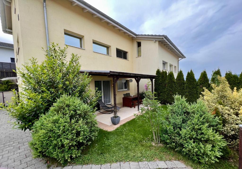 Ein Garten an der Unterkunft Apartment im Emmental