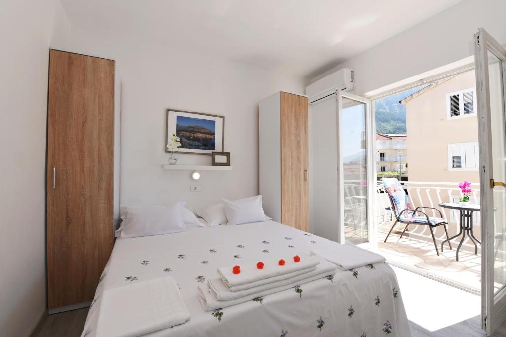 Postel nebo postele na pokoji v ubytování Makarska sea view rooms