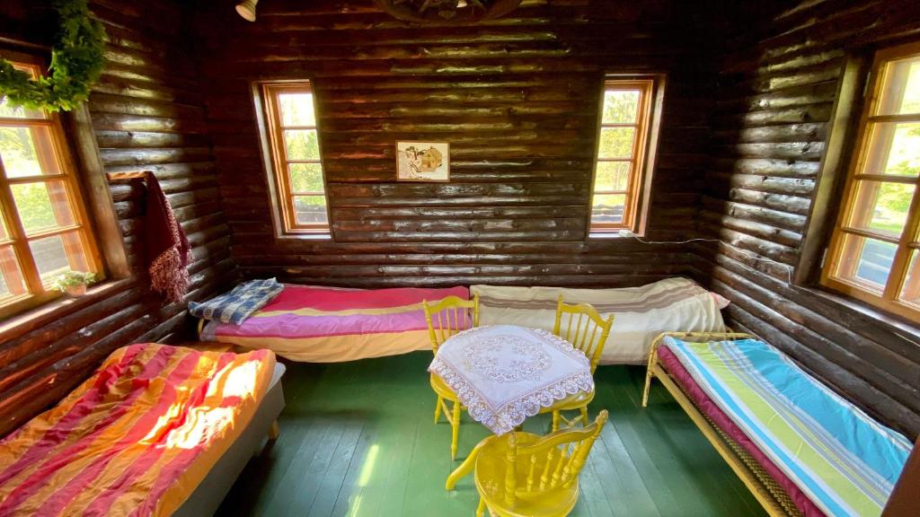 Postel nebo postele na pokoji v ubytování Sillatorni puhkemaja