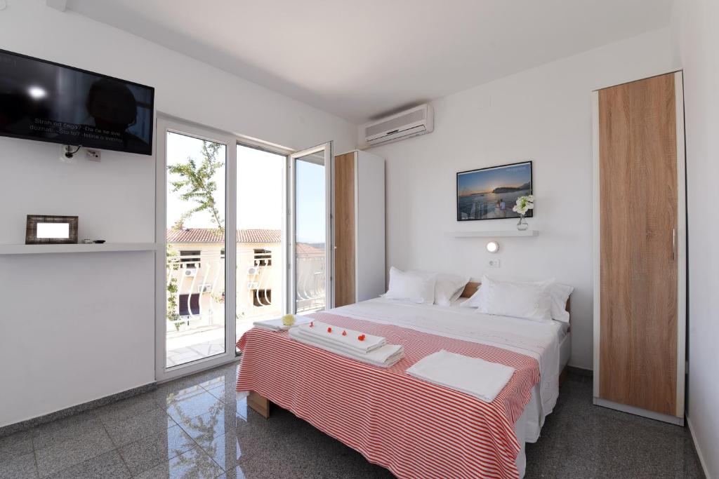 Postel nebo postele na pokoji v ubytování Makarska sea view rooms
