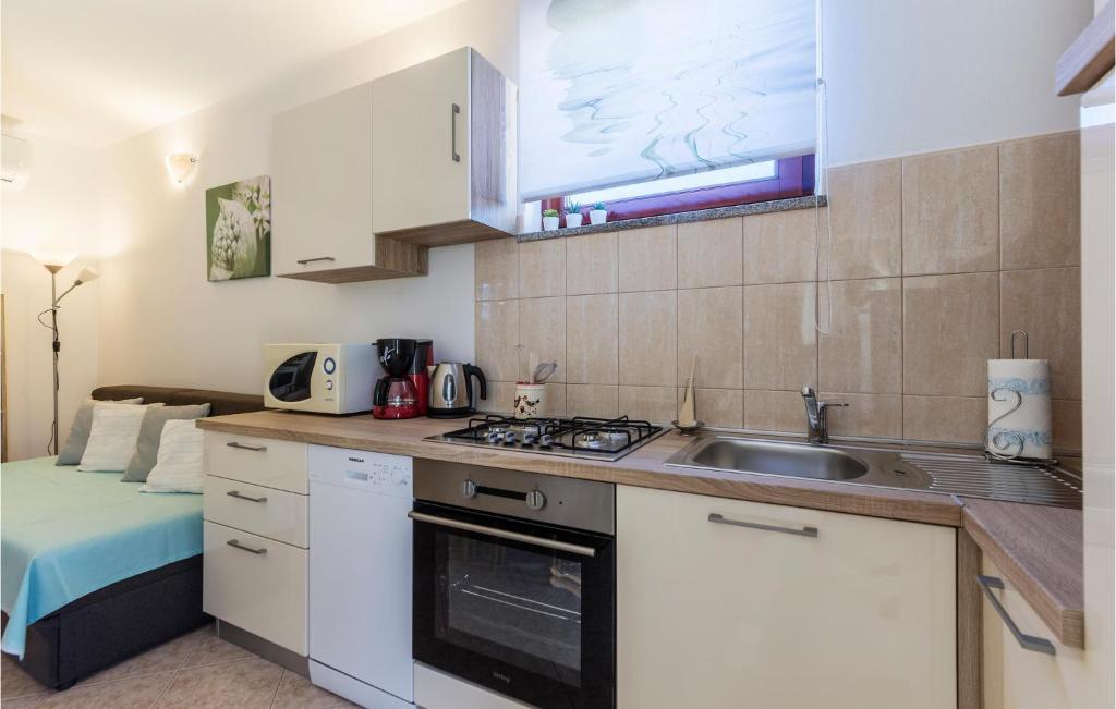 Kuchnia lub aneks kuchenny w obiekcie Cozy Apartment In Fazana With Wifi