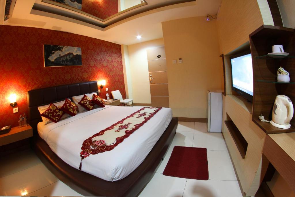 Rúm í herbergi á Antoni Hotel