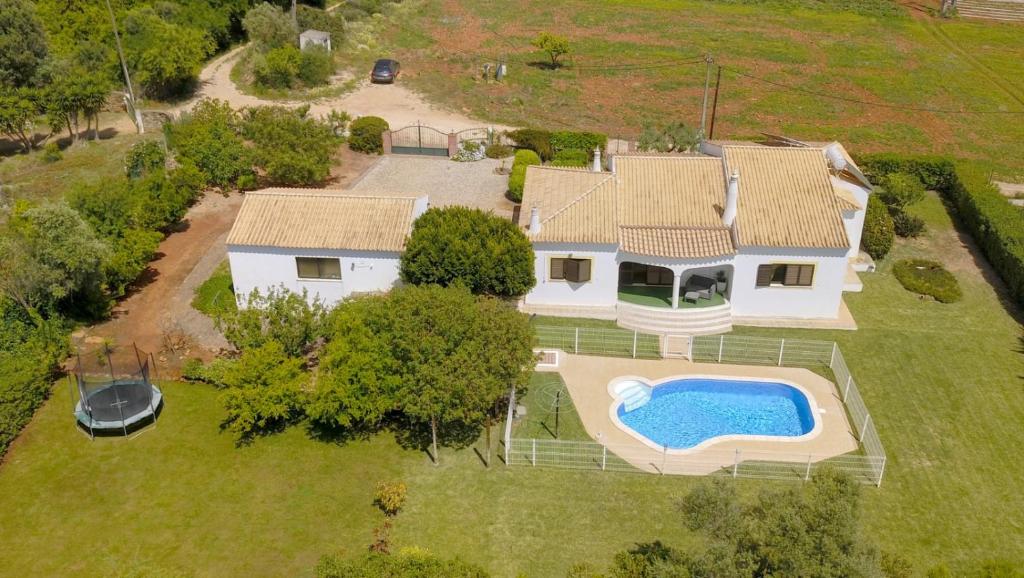 una vista aérea de una casa con piscina en Casa Sonho, en Malhão