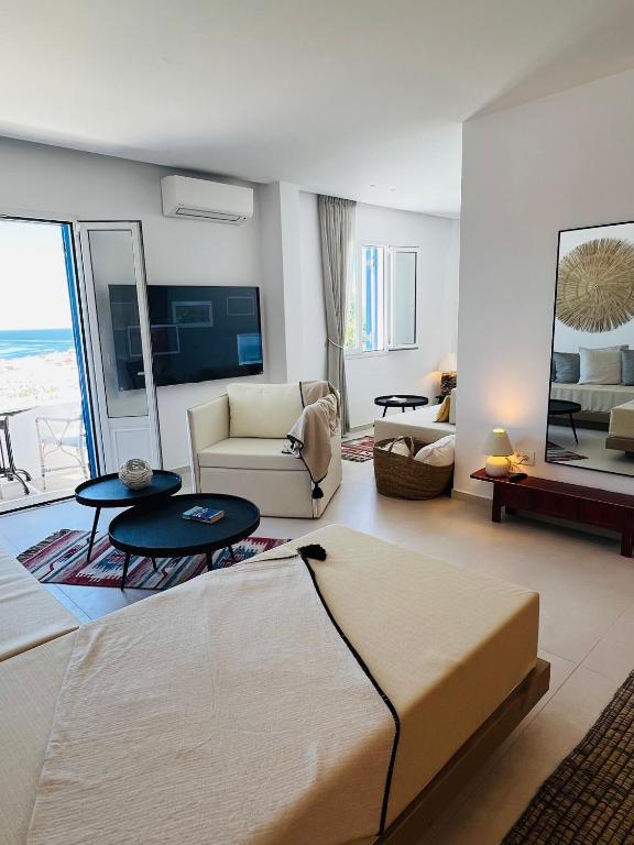 Televízia a/alebo spoločenská miestnosť v ubytovaní Portobello Boutique Hotel