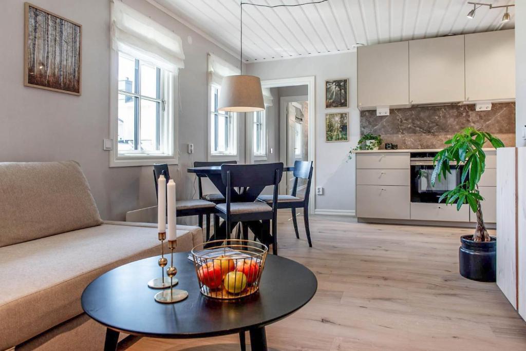 un soggiorno con divano e tavolo di Nyrenoverat gårdshus på havstomt med hög standard a Örnsköldsvik