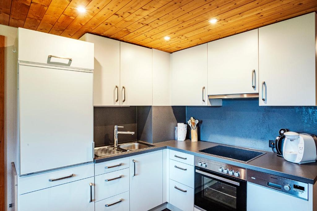 Kuchyň nebo kuchyňský kout v ubytování Haus grüner Wald