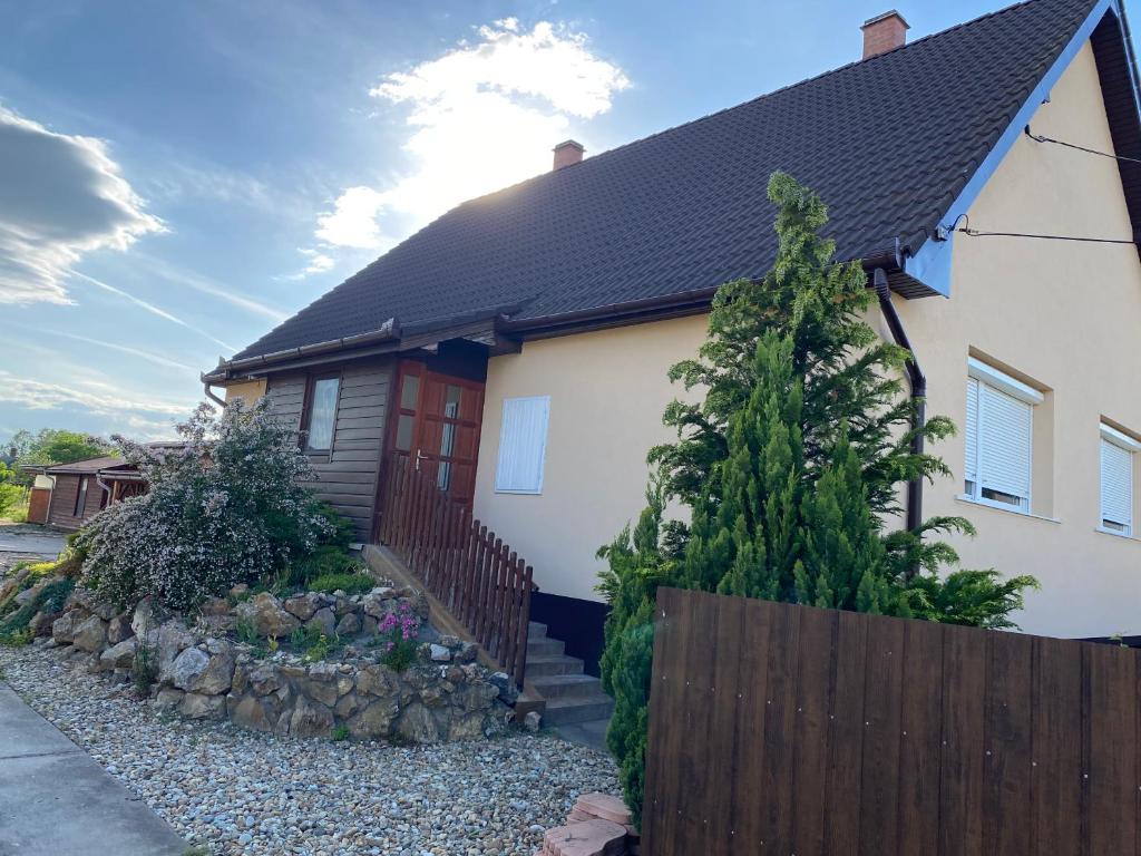 a house with a fence in front of it at Csengődi Csecske Panzió in Csengőd