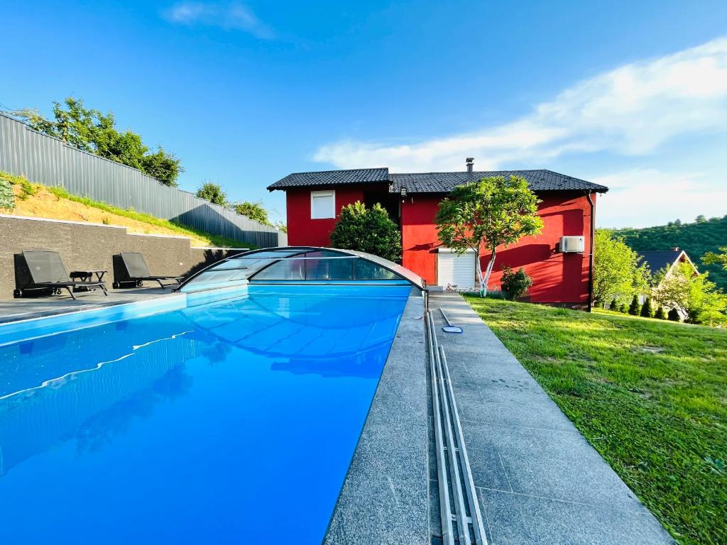 - une piscine en face d'une maison dans l'établissement Villa Diamond Hill, à Sarajevo