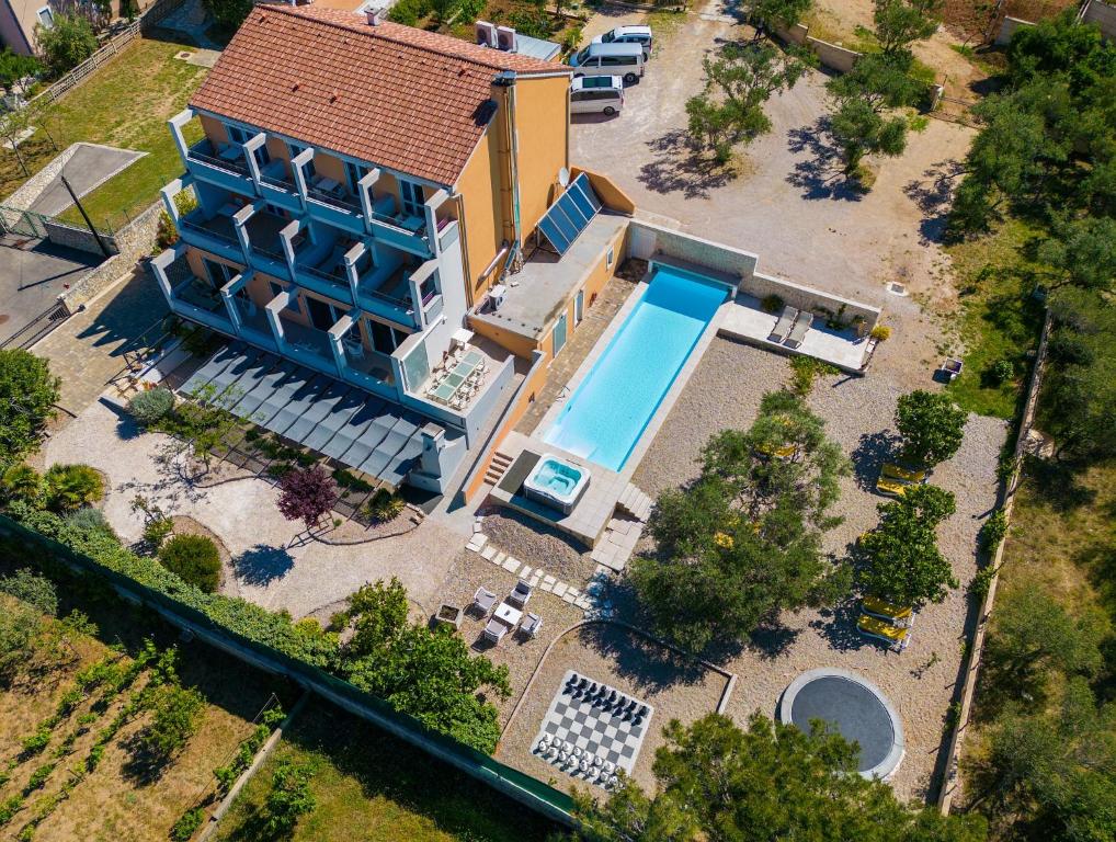 z góry widok na dom z basenem w obiekcie Villa Sunce w mieście Punat